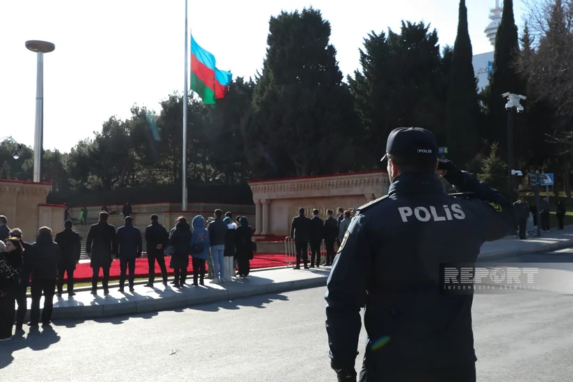 Azərbaycanda 20 Yanvar şəhidlərinin xatirəsi bir dəqiqəlik sükutla yad olunub - VİDEO