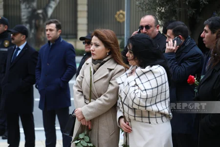 Azərbaycan xalqı Fəxri xiyabanda Ümummilli Liderin məzarını ziyarət edir