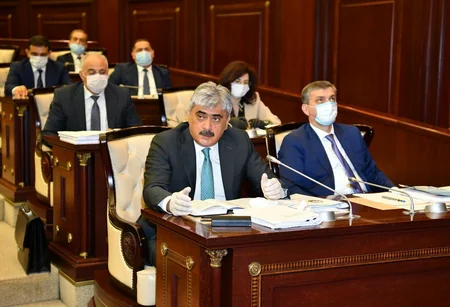 Deputatlar tibbi maska və əlcəkdən istifadə edirlər