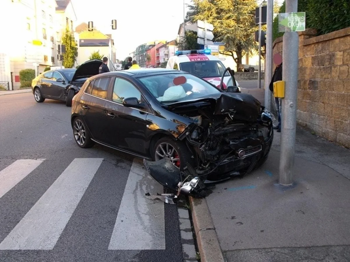 Cəlilabadda avtomobil elektrik dirəyinə çırpılıb, sürücü ölüb