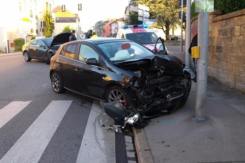 Cəlilabadda avtomobil elektrik dirəyinə çırpılıb, sürücü ölüb