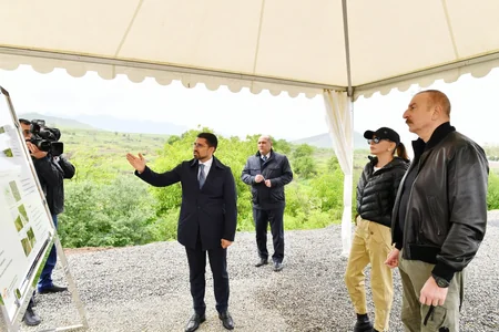 Prezident və birinci xanım Füzulidə yeni yaradılacaq mərkəzi parkın ərazisində ağac əkiblər