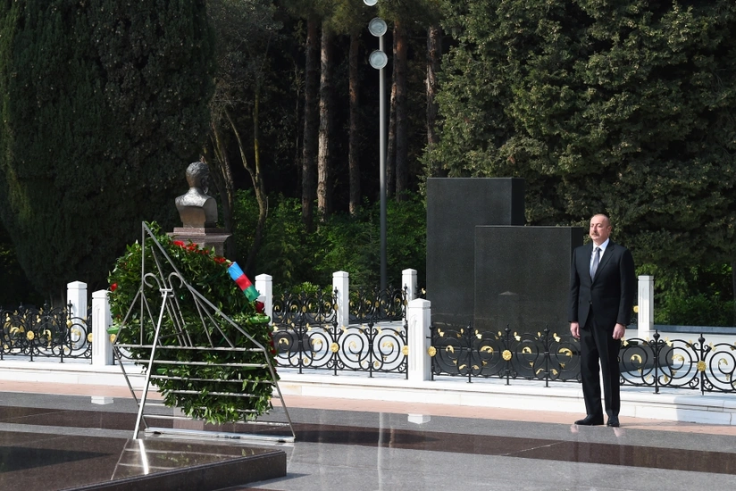 President Ilham Aliyev, First Lady Mehriban Aliyeva and their family members visit tomb of Great Leader Heydar Aliyev in Alley of Honors