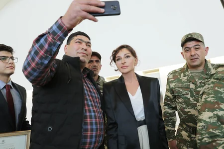 Мехрибан Алиева встретилась с военными, обеспеченными Фондом Гейдара Алиева высокотехнологичными протезами - ФОТО