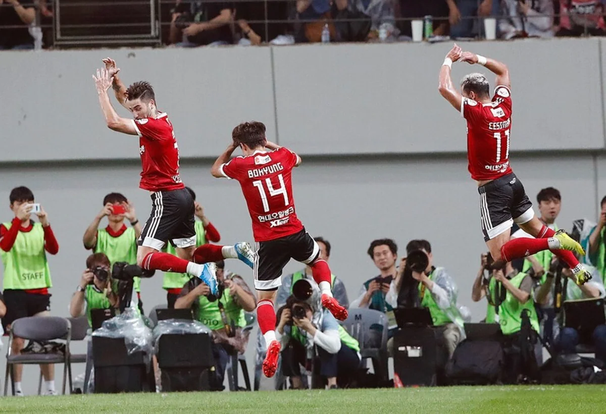 Bu ölkədə futbolçulara danışmamaq tövsiyə olundu
