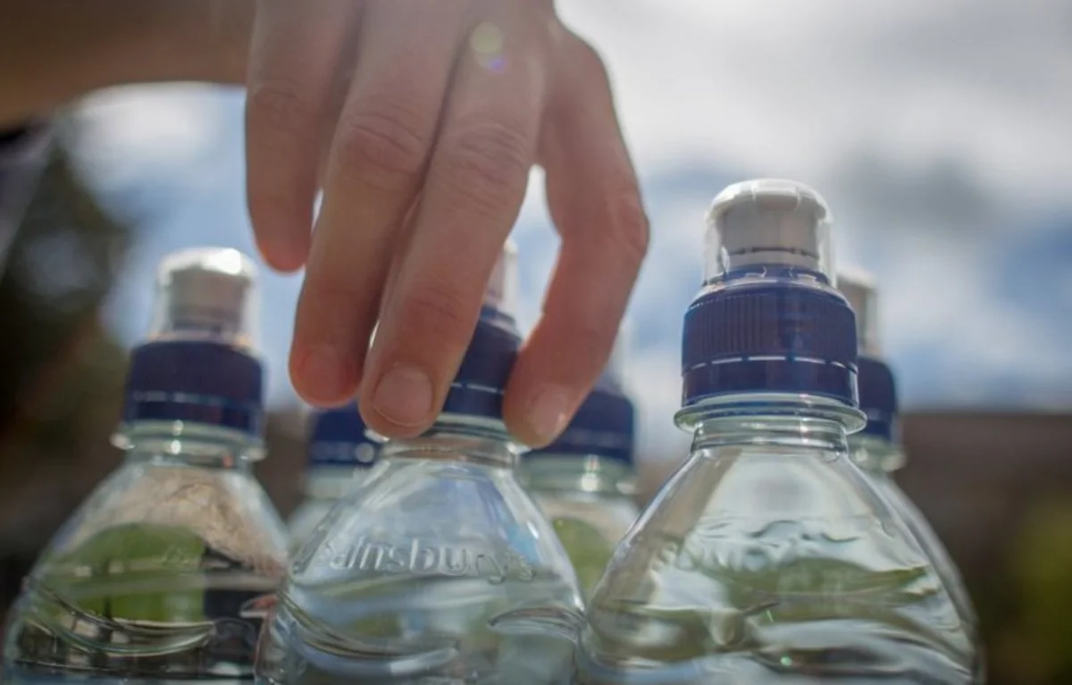 Rəsmi açıqlama: “Plastik qablarda içkilərin günəş şüaları altında saxlanılması yolverilməzdir”