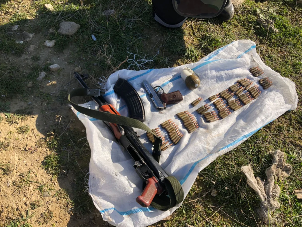 Sarayda tapança, avtomat, qumbara və partladıcı aşkarlanıb