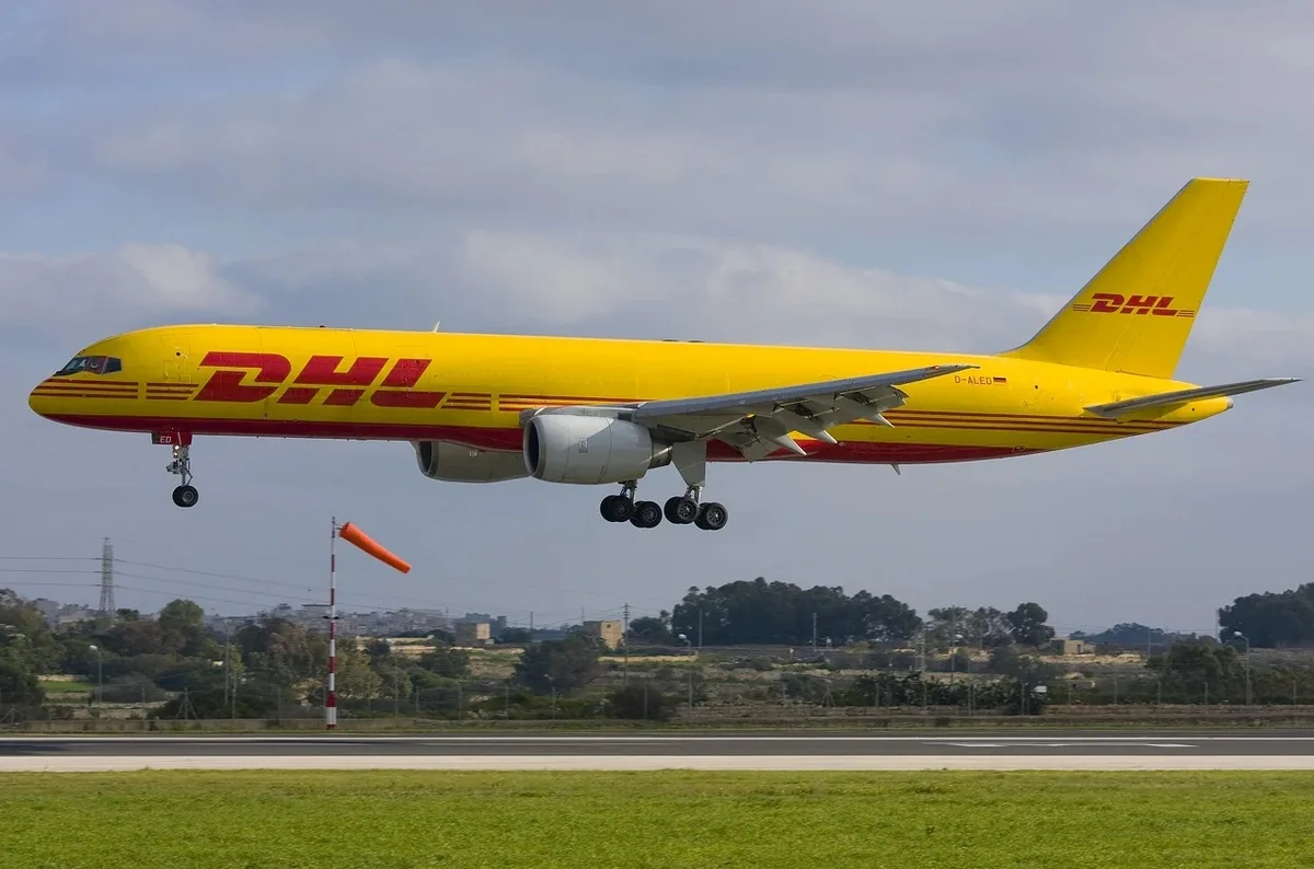 DHL приостанавливает отправления в США стоимостью более $800