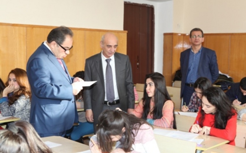 BDU-nun rektoru imtahan prosesini izləyib