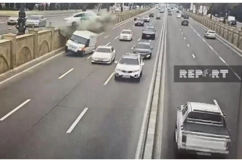 Bakının Heydər Əliyev prospektində baş verən qəzanın görüntüləri yayılıb