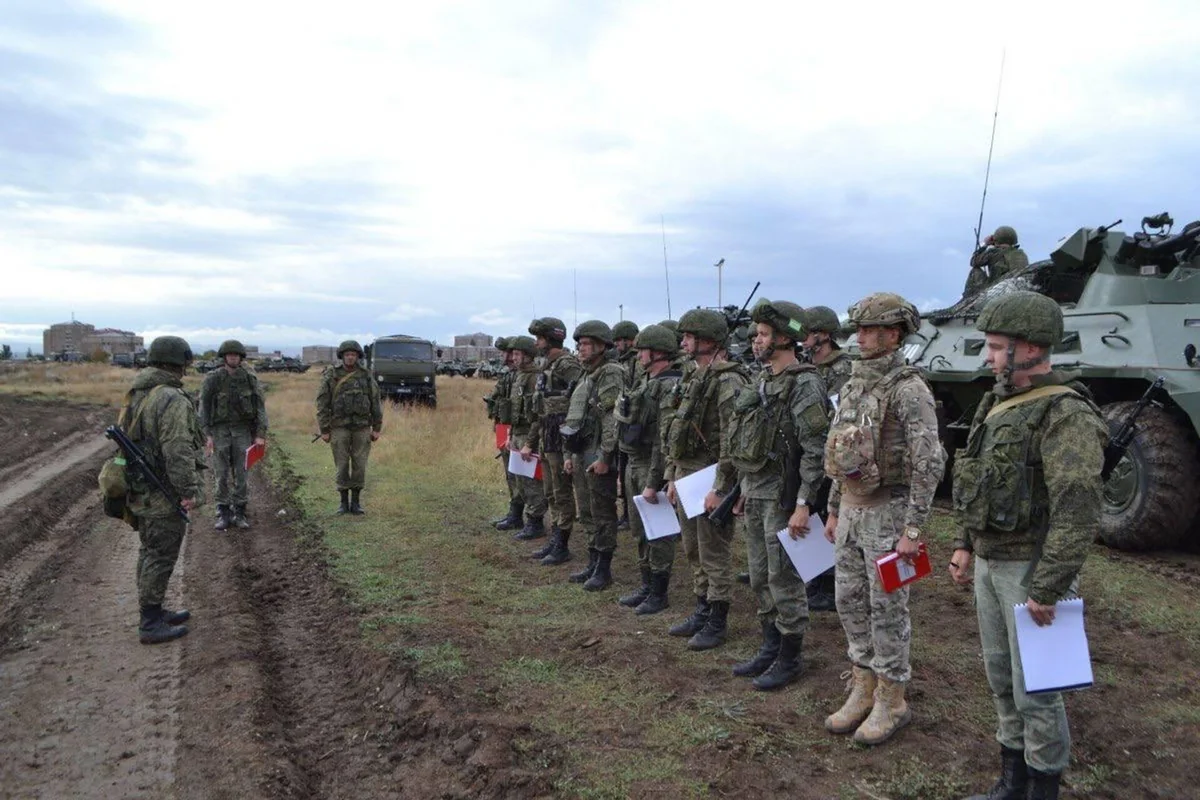 Российские военные в Армении проводят учения с боевыми стрельбами