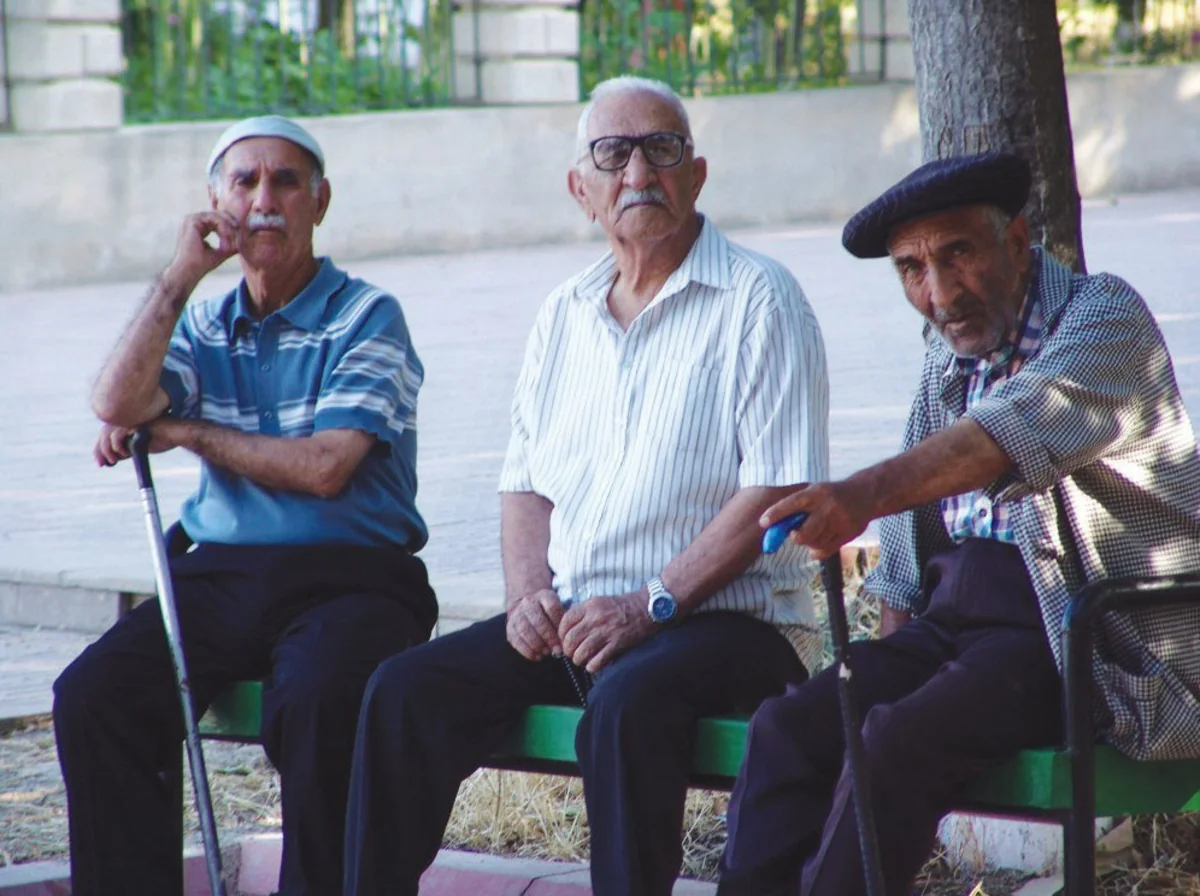 Ölkə əhalisinin həssas təbəqəsi olan pensiyaçılara dövlət qayğısı ilbəil artır - ARAŞDIRMA
