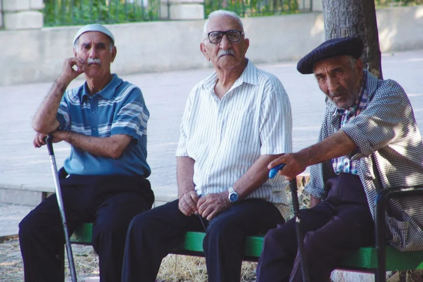 Ölkə əhalisinin həssas təbəqəsi olan pensiyaçılara dövlət qayğısı ilbəil artır - ARAŞDIRMA