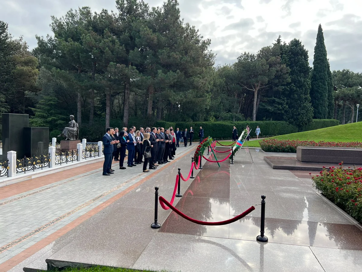 Bakı Beynəlxalq Konfransının iştirakçıları Fəxri və Şəhidlər xiyabanlarını ziyarət ediblər