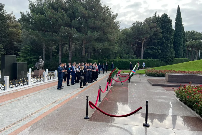 Bakı Beynəlxalq Konfransının iştirakçıları Fəxri və Şəhidlər xiyabanlarını ziyarət ediblər