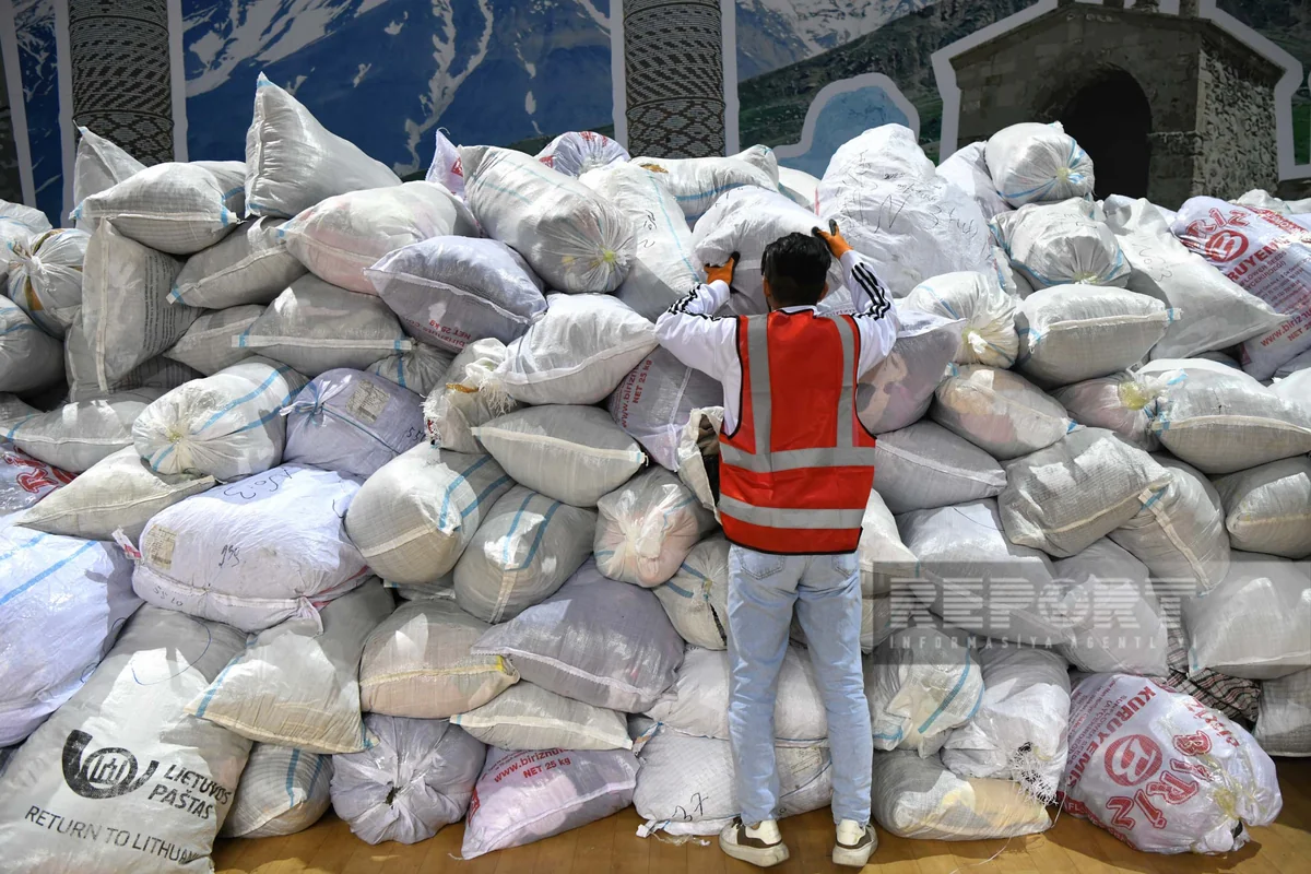 Bakıda Türkiyə üçün yardım toplanan məntəqədə ən çox ehtiyac duyulan ləvazimatlar açıqlanıb