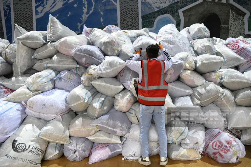Bakıda Türkiyə üçün yardım toplanan məntəqədə ən çox ehtiyac duyulan ləvazimatlar açıqlanıb