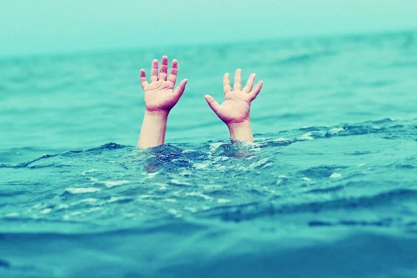 В Сальяне 5-летний ребенок утонул, упав в водоканал