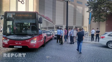 Bakıda marşrut avtobusu qəza törədib - FOTO