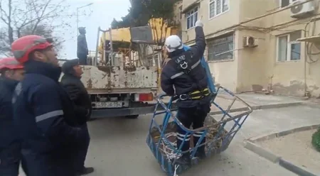 Güclü külək Bakıda yaşayış binasının damını uçurub