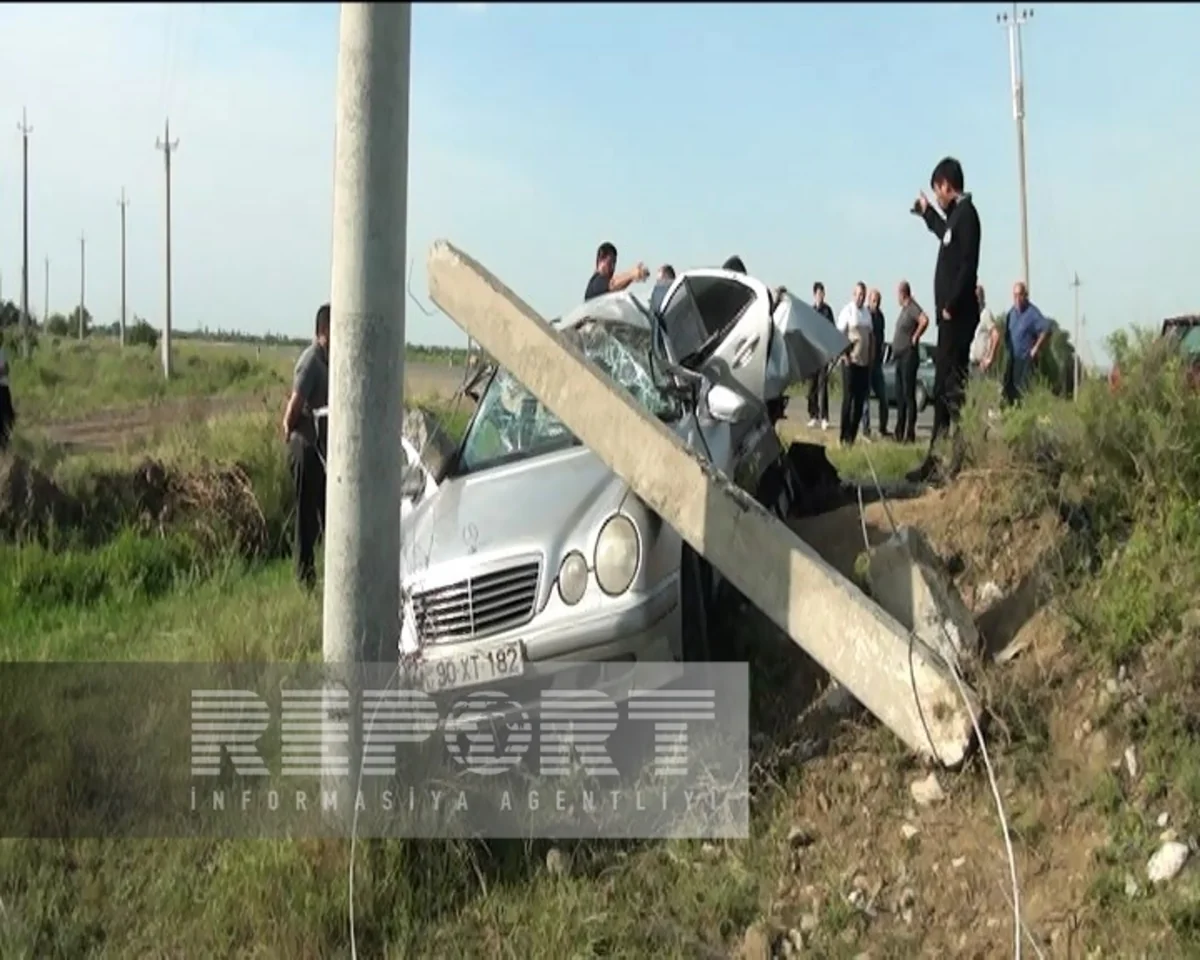 Goranboyda avtomobil işıq dirəyinə çırpılıb, ölən var