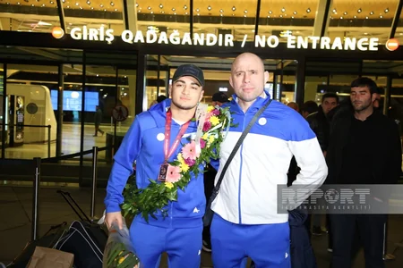 Avropa çempionatında 7 medal qazanan sərbəst güləşçilərimiz Vətənə qayıdıblar