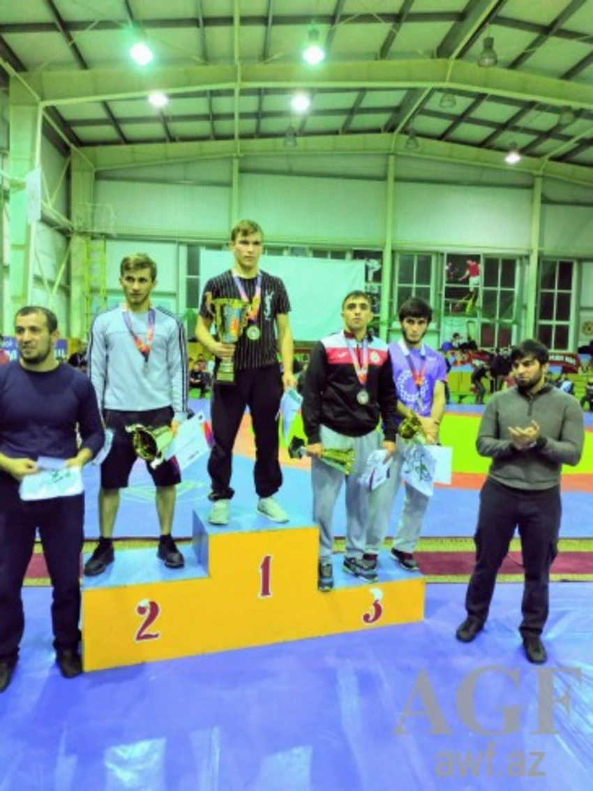 Azərbaycanın sərbəst güləşçiləri Dağıstanda beş medal qazanıb