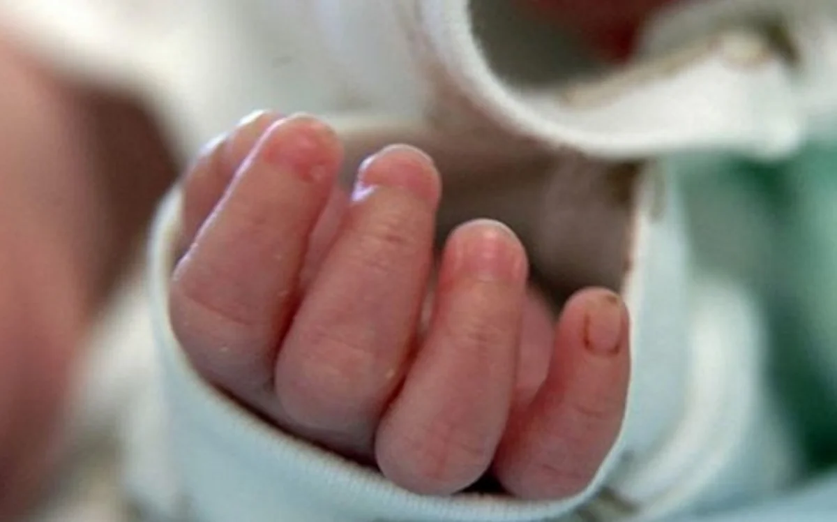 Abşeronda 1 yaşlı körpə ikinci mərtəbədən yıxılıb