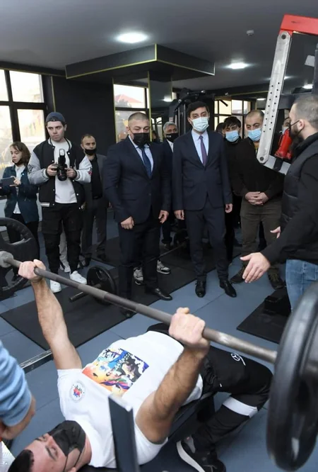 Fərid Qayıbov bazanın açılışında iştirak edib, şəhidin atasına plaket verib