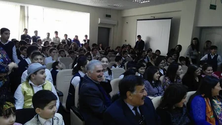 Akademik Milli Dram Teatrının aktyorları şagirdlərlə görüşüb