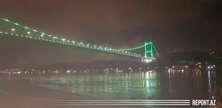 İstanbulun körpüləri Azərbaycan bayrağının rəngləri ilə işıqlandırıldı