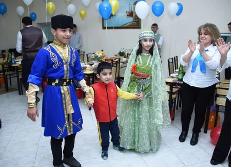 Heydər Əliyev Fondunun təşəbbüsü ilə kimsəsiz və xüsusi qayğıya ehtiyacı olan uşaqlar üçün Novruz şənlikləri keçirilib
