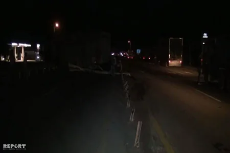 Goranboyda yük maşını yol ayrıcında maneəyə çırpılıb - FOTO