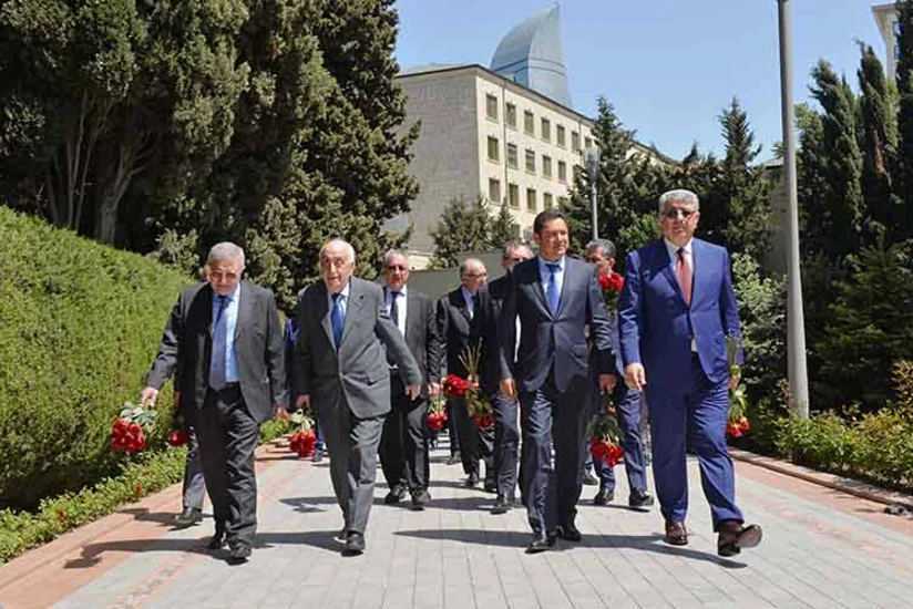 SOCAR rəhbərliyi Heydər Əliyevin məzarını ziyarət edib