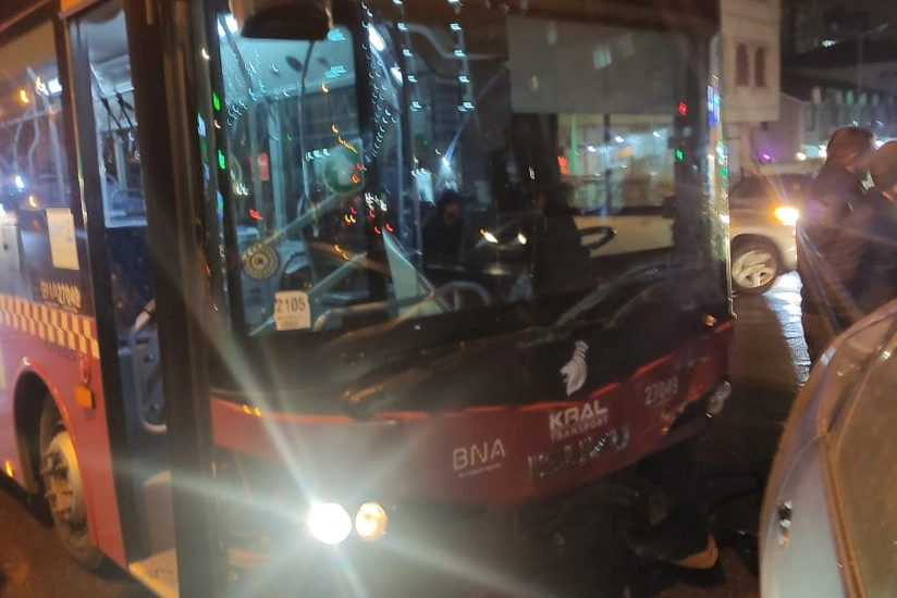 Bakıda sərnişin avtobusu qəzaya uğrayıb, xəsarət alan var