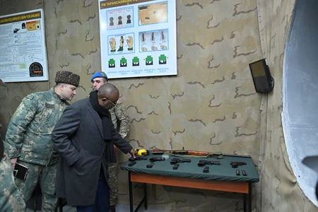 Президенту Гвинеи-Бисау показали вооружение командос Азербайджана