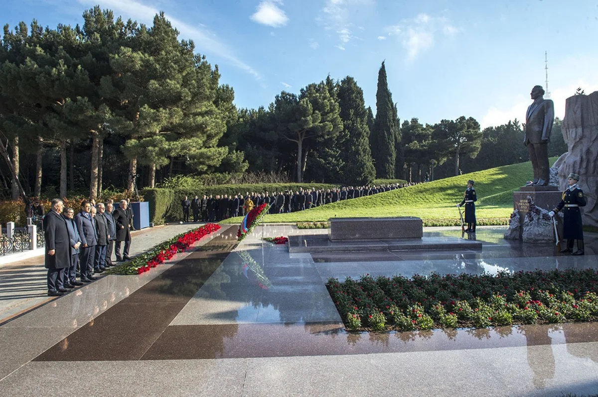 SOCAR management visit Heydar Aliyev’s grave