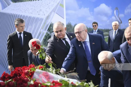 Anım Günü ilə əlaqədar Zəfər parkına ziyarət başlayıb