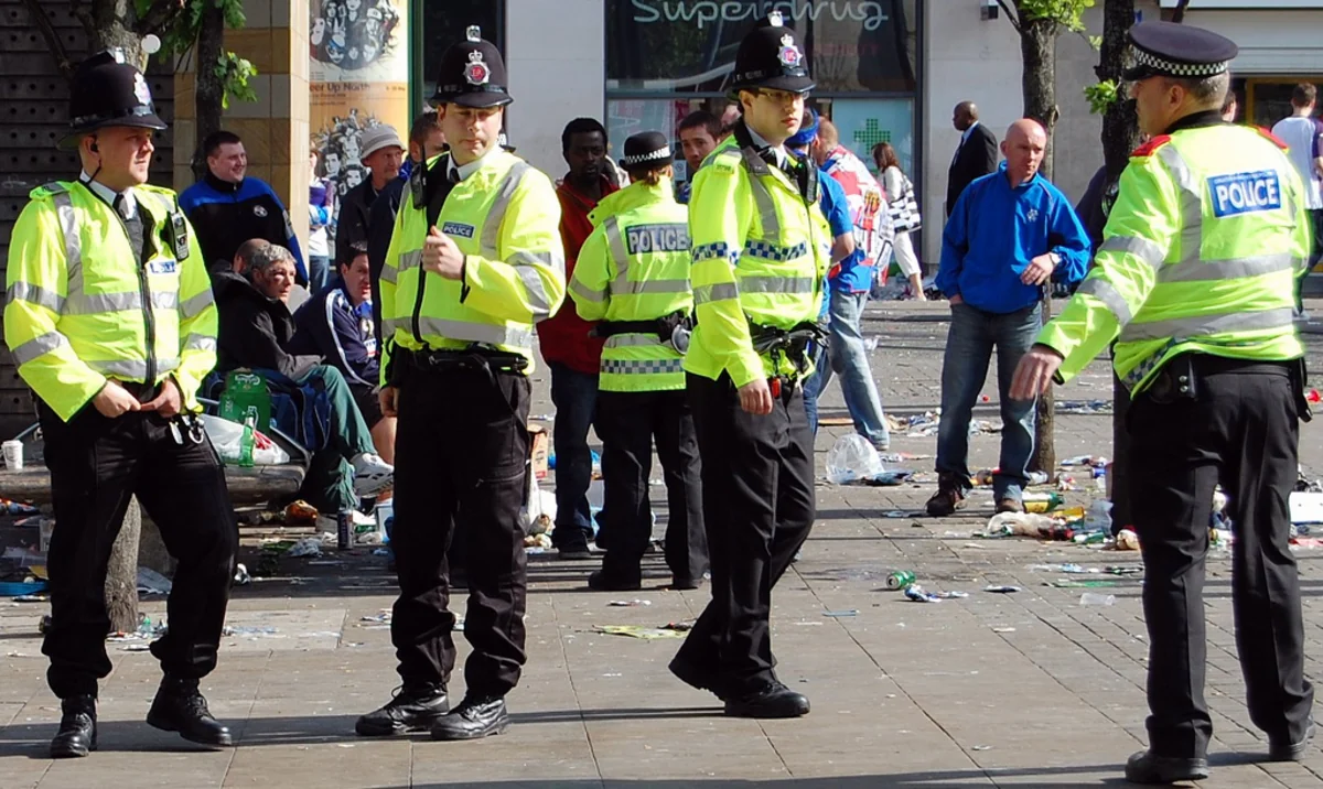 Londonda naməlum şəxs bıçaqla iki polis zabitini yaralayıb