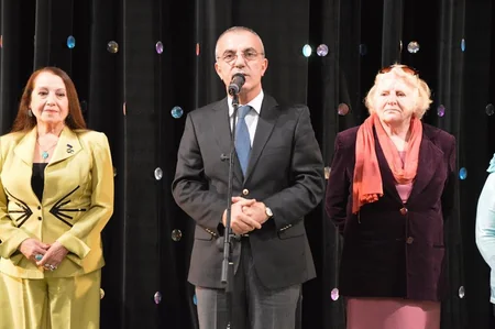 Gənc Tamaşaçılar Teatrının aktyorları mükafatlandırılıb