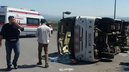 Türkiyədə hərbçiləri daşıyan avtobusla polis avtomobili toqquşub, 33 nəfər yaralanıb