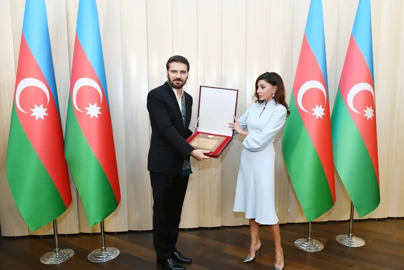 Mehriban Əliyeva Sami Yusufa Azərbaycan Prezidentinin fəxri diplomunu təqdim edib