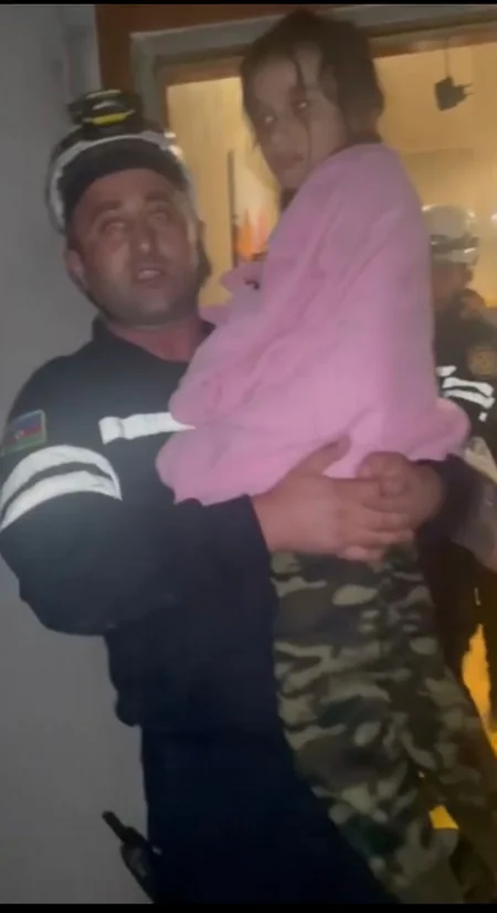 Bakıda doqquzmərtəbəli binada yanğın olub, 6 nəfər təxliyə edilib