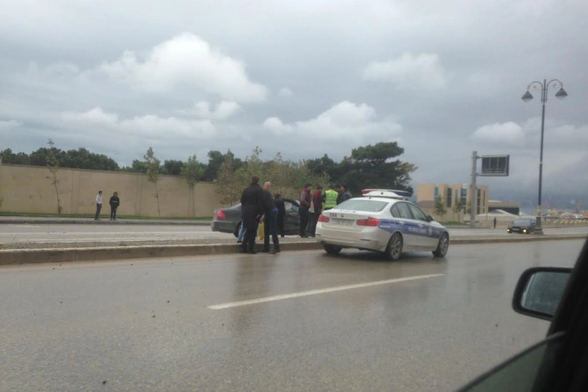 Bakıda avtomobil işıq dirəyinə çırpılıb, xəsarət alan var