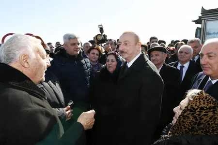 Prezident Sumqayıtın dənizkənarı bulvarında şəhərin sakinləri ilə görüşüb