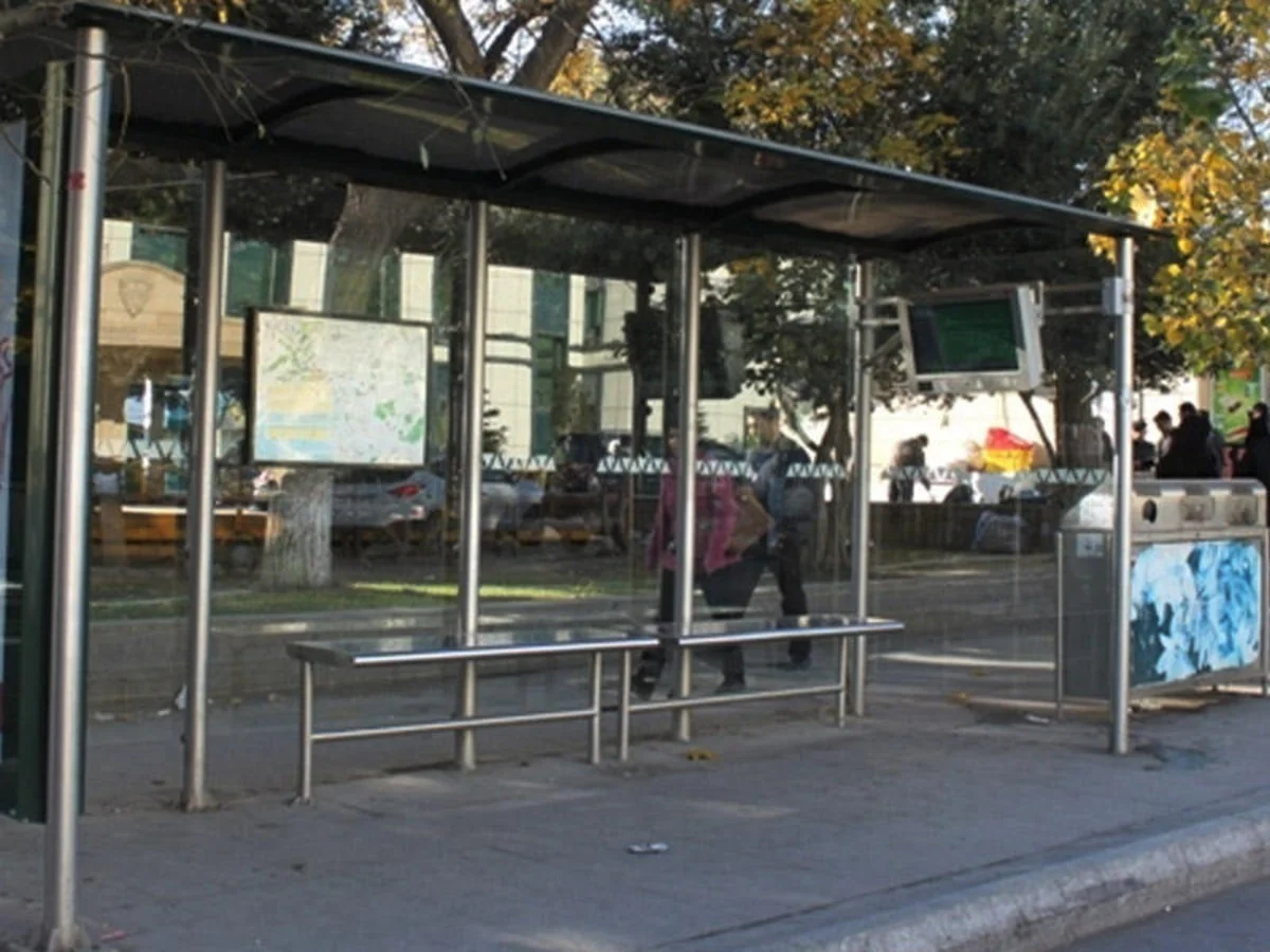 Xırdalanda avtomobil dayanacaqda dayanan piyadanı vurdu
