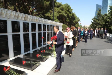 ​Zəfər Günü münasibəti ilə Bakıda Şəhidlər xiyabanı və Türk şəhidliyi ziyarət olunub