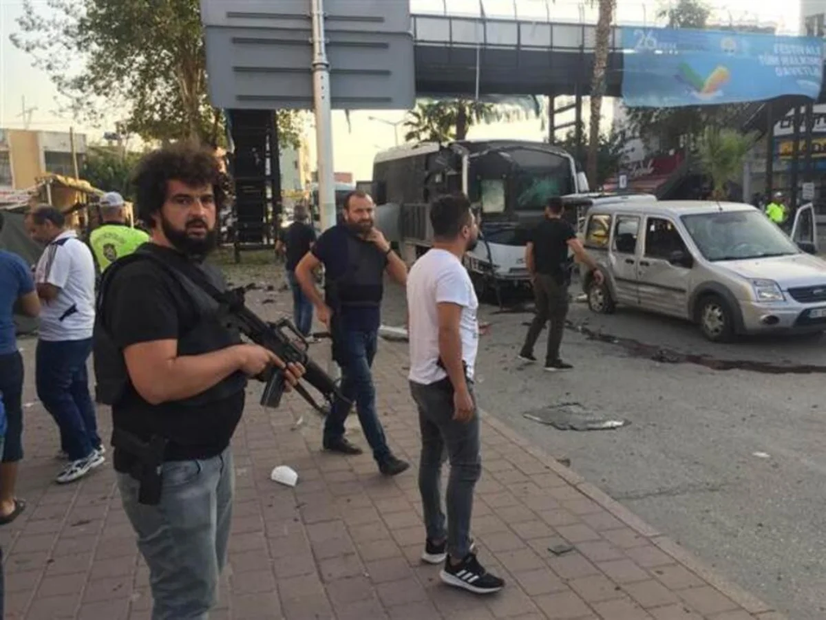 Türkiyədə polis avtomobilinə hücum olub, yaralananlar var