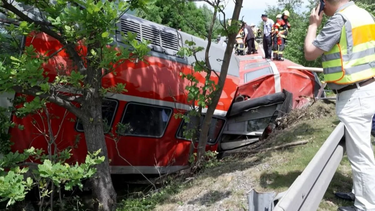 На юге ФРГ при столкновении поезда и грузовика пострадали девять человек