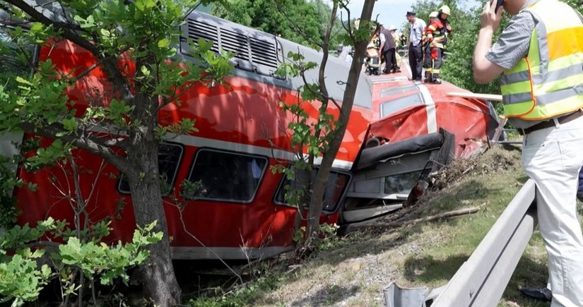 На юге ФРГ при столкновении поезда и грузовика пострадали девять человек